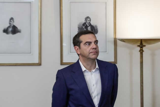 Τσίπρας σκεφτικός στο προεδρικό