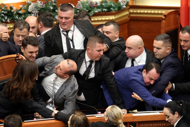 Αλβανία: Χάος στο κοινοβούλιο με συγκρούσεις βουλευτών - Άναψαν καπνογόνα, πέταξαν νερά [εικόνες - βίντεο]