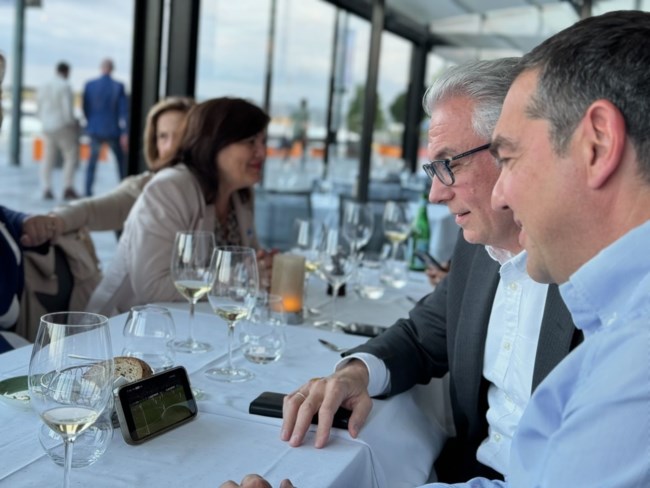 Ρουσόπουλος, Παπανδρέου και Τσίπρας είδαν την κατάκτηση του Conference σε μπυραρία στο Όσλο [εικόνες]