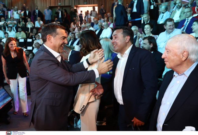 Μπέττυ Μπαζιάνα: Η απογευματινή εμφάνιση με ασπρόμαυρο look και αμάνικο blazer που συνδύασε με λευκό παντελόνι