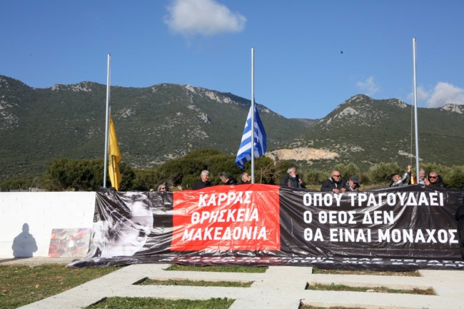 Βασίλης Καρράς: Λαοθάλασσα στην κηδεία του "άρχοντα" του λαϊκού τραγουδιού - Ποιοι διάσημοι είπαν το τελευταίο "αντίο"