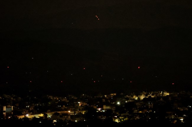 Η Ινδία κατηγορεί το Πακιστάν ότι παραβίασε την εκεχειρία: Αλλεπάλληλες ισχυρές εκρήξεις στη Σριναγκάρ