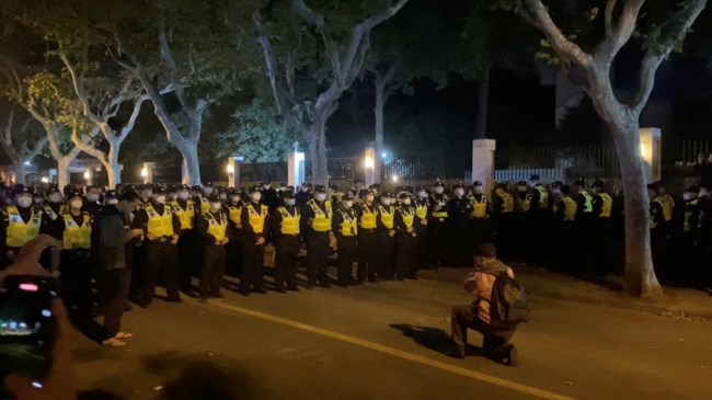 Κίνα: Εξέγερση κατά της πολιτικής "κρούσματα μηδέν" - Ξεσηκωμός στην Ουχάν - ''Δεν είναι ζωή αυτή'' [εικόνες, βίντεο]