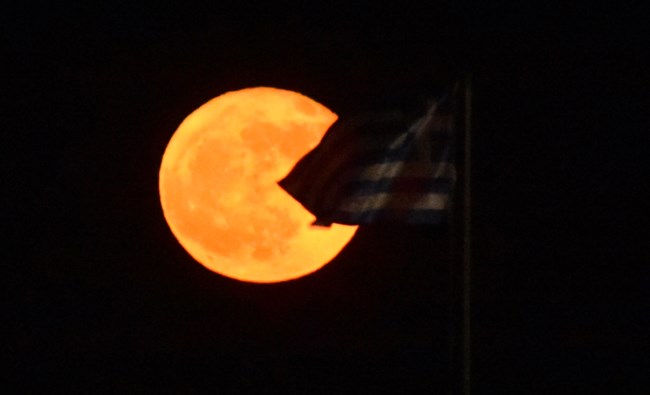Πανσέληνος Ιουνίου 2023: Μάγεψε το "φεγγάρι της Φράουλας" [Εικόνες]