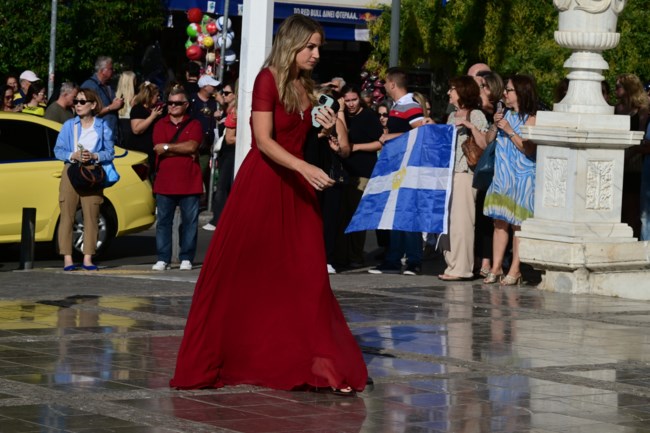 Χρυσή Βαρδινογιάννη: Η elegant εμφάνιση στον γάμο της Θεοδώρας με bardot off shoulder μάξι φόρεμα με εντυπωσιακό ντεκολτέ