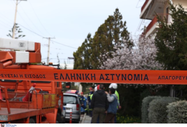 Βούλα: Ενας εργάτης χωρίς τις αισθήσεις του - Γερανοφόρο ακούμπησε ηλεκτροφόρα καλώδια