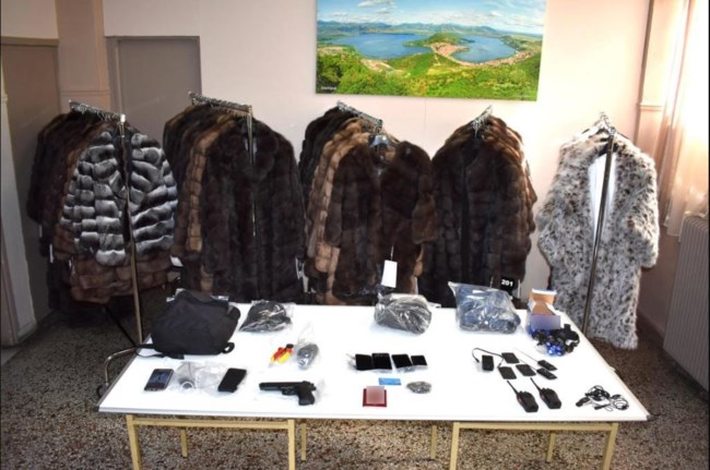 Καστοριά: Εκλεψαν γούνινα παλτά αξίας 500.000 ευρώ αλλά τους "συνέλαβε" η κάμερα [εικόνες - βίντεο]