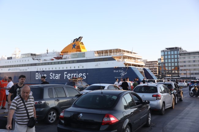 Αυξημένη κίνηση στον Πειραιά: Ταλαιπωρία για τους επιβάτες μετά την ακύρωση δρομολογίου - Δεμένα τα πλοία σε Ραφήνα και Λαύριο