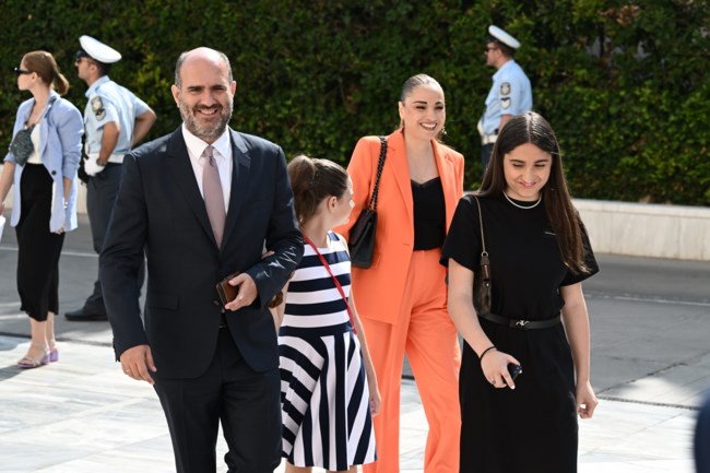 Με... συζύγους και παιδιά στη Βουλή νέοι και παλιοί βουλευτές [εικόνες]
