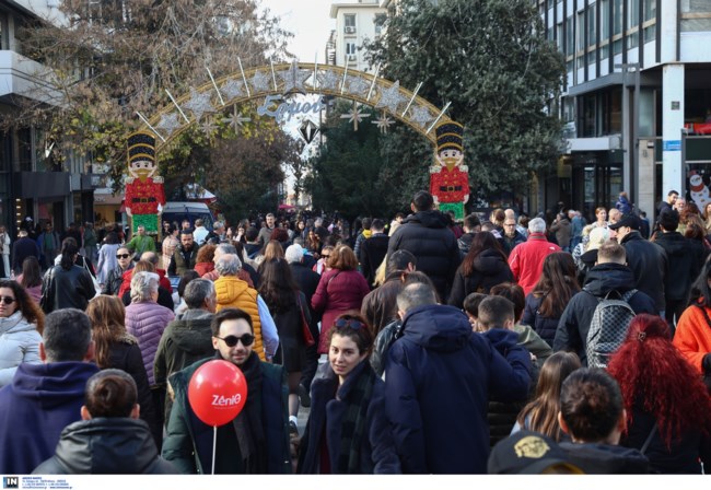 Ο καιρός δεν πτόησε τους Αθηναίους: Το κέντρο πλημμύρισε από κόσμο που βγήκε για ψώνια [βίντεο - εικόνες]