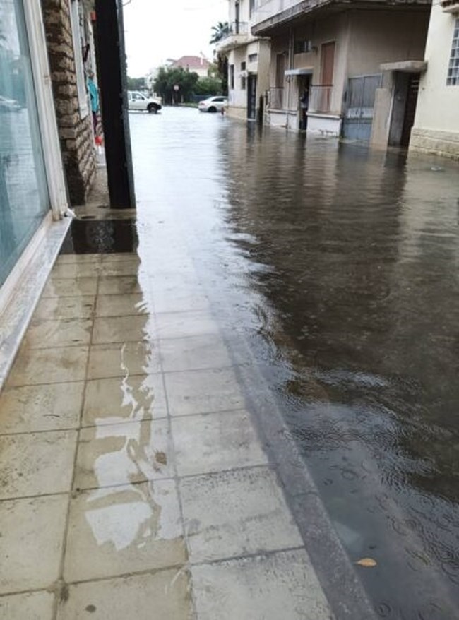 "Ποτάμια" οι δρόμοι στο Μεσολόγγι: Μεγάλες καταστροφές από τη βροχόπτωση σε σπίτια και επιχειρήσεις [εικόνες]