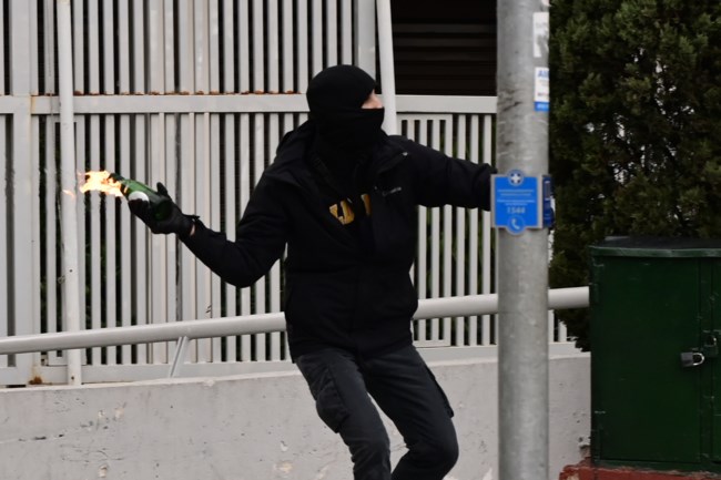 Οι κουκουλοφόροι εν δράσει: Βγήκαν από την πορεία για τα Τέμπη και επιτέθηκαν στη Βουλή με μολότοφ