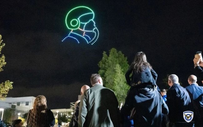 Σχολή Ικάρων: Drones σχημάτισαν μαχητικό της Πολεμικής Αεροπορίας να καταρρίπτει τουρκικό αεροπλάνο [εικόνες - βίντεο]