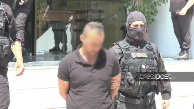 Μυλοπόταμος: Ο νταής που κυνήγησε τους Γερμανούς ποζάρει με καλάσνικοφ και λέει ότι τον χτύπησαν [εικόνες]