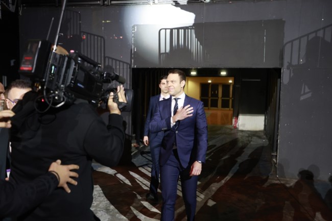 "Σόου" Κασσελάκη στο Συνέδριο: Καταχειροκροτήθηκε, έδειχνε το κοινό, δεν χαιρέτησε Γεροβασίλη, Τεμπονέρα [Εικόνες - Βίντεο]