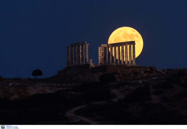 Πανσέληνος Ιουνίου: Μαγικές εικόνες από το "Φεγγάρι της Φράουλας" - Ο σπάνιος συγχρονισμός με το θερινό ηλιοστάσιο