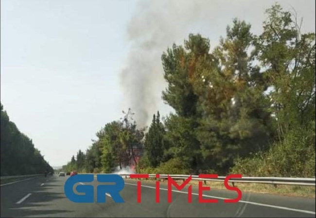 Φωτιά στην Ε.Ο. Θεσσαλονίκης – Αθηνών [εικόνες - βίντεο]