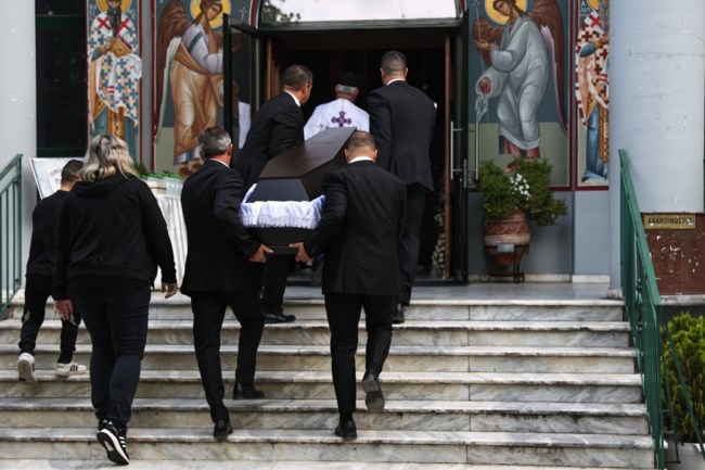 Λάρισα: Θρήνος στο τελευταίο αντίο στην 52χρονη - "Σε δύο χρόνια, δύο κηδείες", είπε ο πατέρας της [εικόνες - βίντεο]