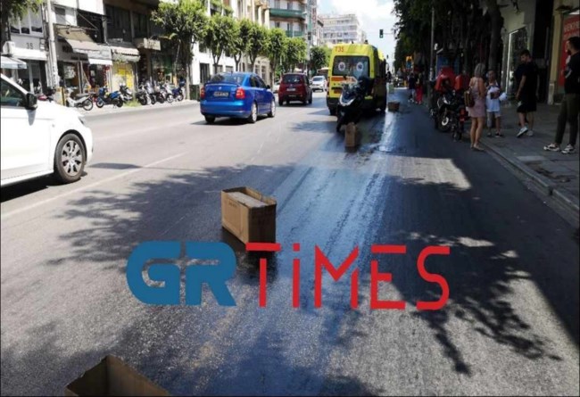 Θεσσαλονίκη: Έπεσαν λάδια από λεωφορείο και γλίστρησαν πάνω από 10 μηχανάκια - Έκλεισαν το σημείο με κούτες και κάδους