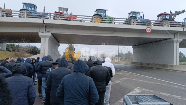 Αγρότες: Πληθαίνουν τα μπλόκα - Σε ποιες περιοχές κλείνουν συμβολικά οι δρόμοι - Ξεσηκώνονται σε Εύβοια και Μακεδονία