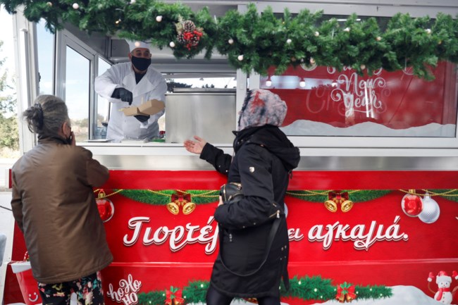 "Γιορτές σημαίνει αγκαλιά": Δωρεάν φαγητό τις γιορτές από καντίνα που θα σταθμεύει σε γειτονιές