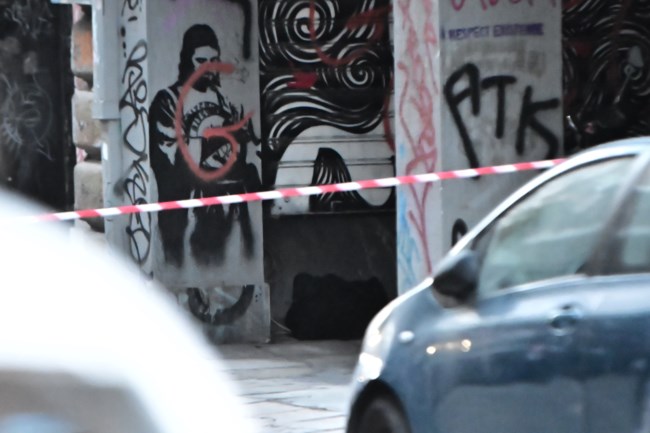 Λήξη συναγερμού στα Εξάρχεια:  Πραγματοποιήθηκε έρευνα για ύποπτο αντικείμενο - Διακοπή κυκλοφορίας από την Τροχαία [βίντεο]