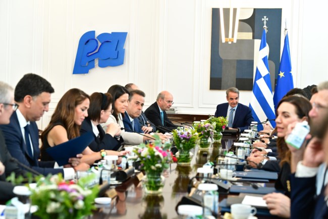 Μητσοτάκης στο υπουργικό συμβούλιο: Αναμένεται περαιτέρω πτώση στην τιμή της βενζίνης στην αντλία