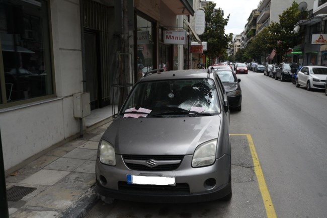 Λάρισα: Συλλογή ...κλήσεων πάνω στο αυτοκίνητο - Γιατί οι αστυνομικοί δεν έκοψαν μόνο μία