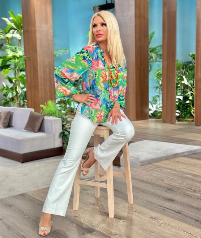 Φλοράλ με λευκό παντελόνι: Η Ελένη Μενεγάκη φόρεσε ένα ονειρεμένο exotic φλοράλ πουκάμισο