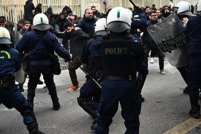 Η σύλληψη της συνταξιούχου δημοσιογράφου Ιωάννας Κολοβού: Της έκαναν έξωση, επεισόδια και χημικά [εικόνες - βίντεο]