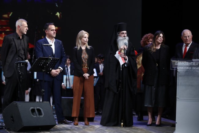 Αθανασία Μαρινάκη: Η σπάνια δημόσια εμφάνιση σε φιλανθρωπική εκδήλωση - Η δερμάτινη φούστα που συνδύασε με σακάκι και γόβες