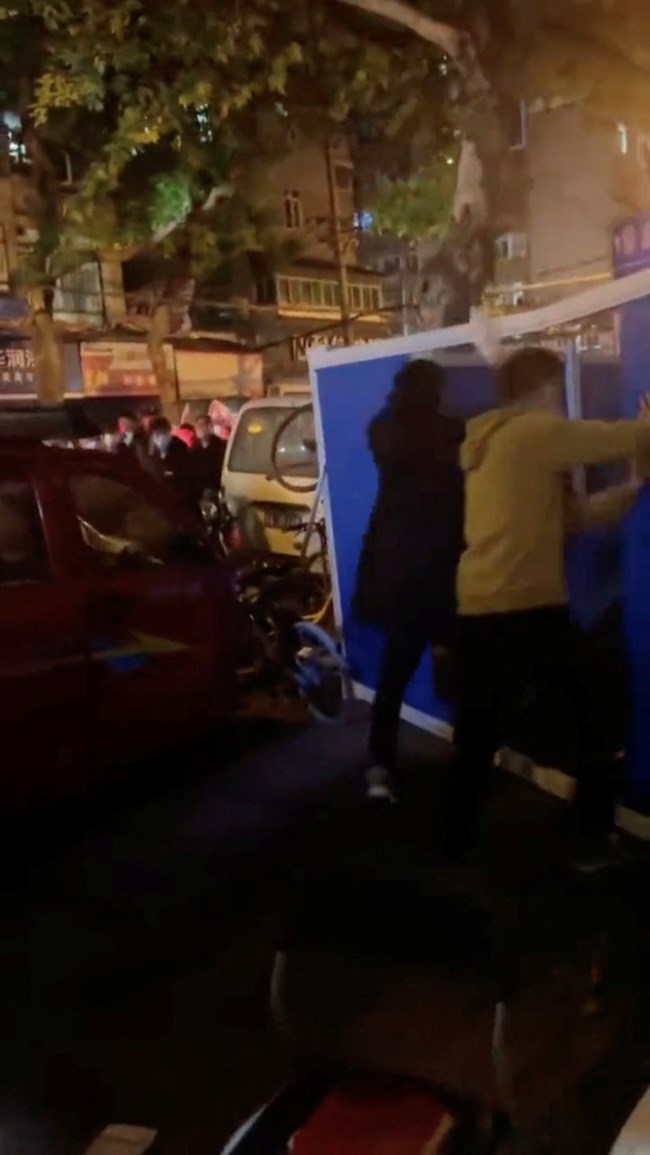 Πρωτοφανείς διαδηλώσεις στην Κίνα, οργή για το καθεστώς: Τα lockdown λόγω "zero Covid" απειλούν πλέον και τον Σι