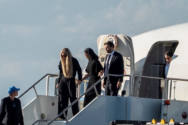 Τσάρλι Κερκ: Χέρι - χέρι η χήρα του με τη σύζυγο του Αμερικανού αντιπροέδρου, η πρώτη εμφάνιση μετά τον φόνο [βίντεο]