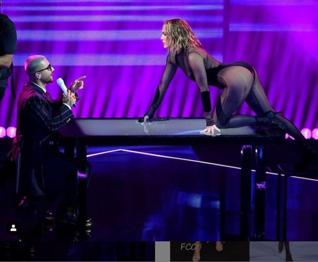 Τζένιφερ Λόπεζ: "Καυτή" εμφάνιση στα American Music Awards με μαύρο κορμάκι
