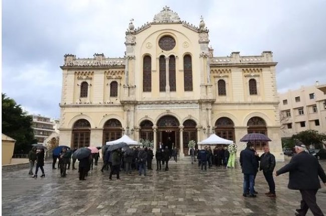 Συγκίνηση στην κηδεία του Γιάννη Ξυλούρη: Πλήθος κόσμου στο τελευταίο αντίο στον σπουδαίο "Ψαρογιάννη"