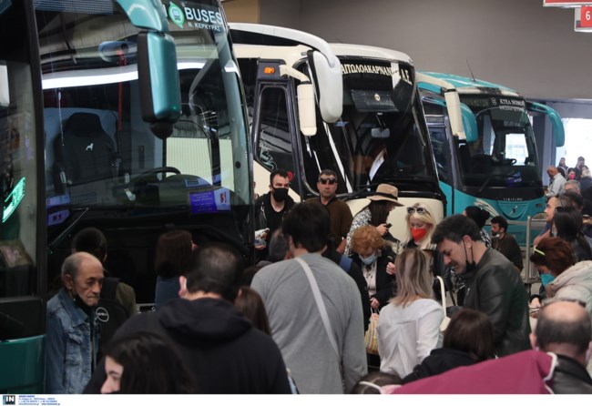 Εξοδος του Πάσχα: Εικόνες προ κορονοϊού με μποτιλιάρισμα στις εθνικές οδούς από τη μαζική φυγή - Live η κίνηση