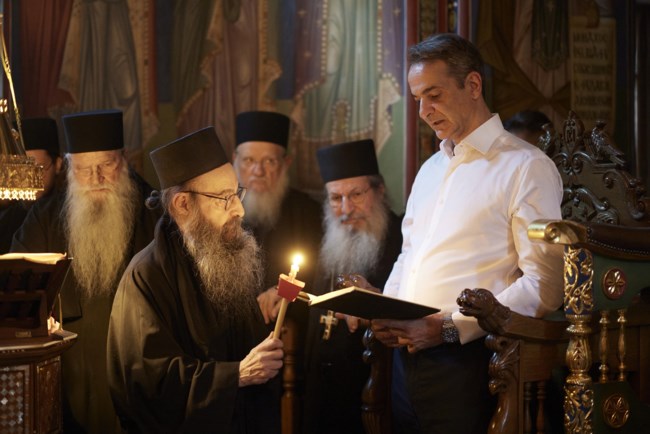 Αγιο Όρος: Επίσημη υποδοχή Μητσοτάκη από τη μοναστική αδελφότητα - Στη λειτουργία με τον γιο του