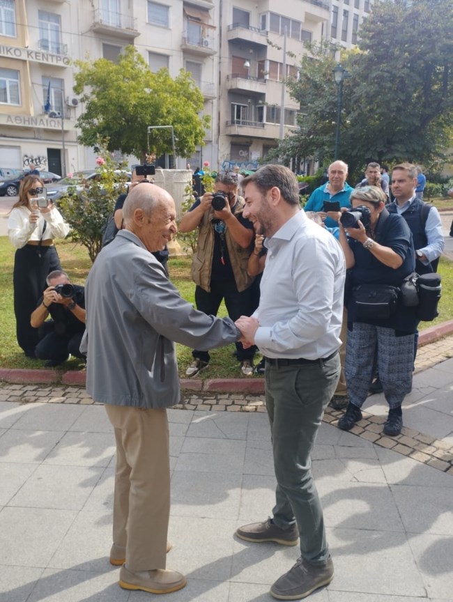 H χειραψία του Νίκου Ανδρουλάκη με τον Κώστα Σημίτη έξω από το εκλογικό κέντρο