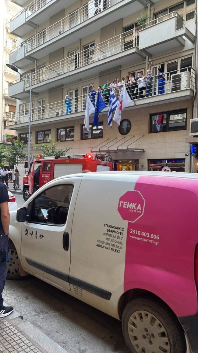 Φωτιά σε κλινική στο κέντρο της Θεσσαλονίκης - Βγήκαν στον δρόμο ασθενείς και νοσοκόμες [εικόνες]