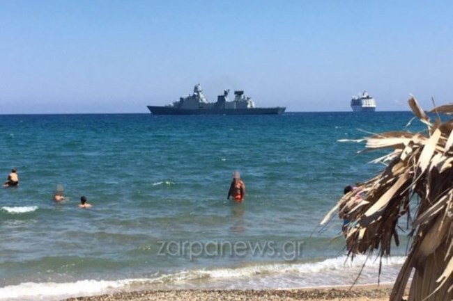 Καλοκαίρι 2020: Φρεγάτα, κρουαζιερόπλοιο και λουόμενοι… όλοι μαζί σε παραλία στα Χανιά! [Εικόνες]