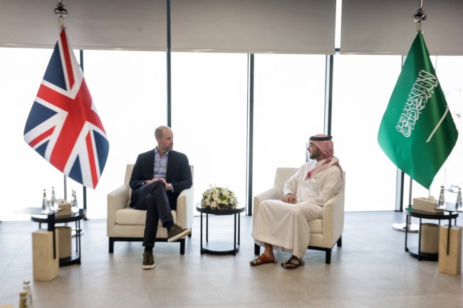 Ριάντ: Η συνάντηση του πρίγκιπα Ουίλιαμ με ποδοσφαιρίστριες - Σε επίδειξη του αθλητικού ταλέντου του έβαλε δύο γκολ