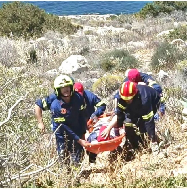Αυτοκίνητο έπεσε στον γκρεμό στα Λιμανάκια Βουλιαγμένης - Απεγκλωβίστηκαν οι δύο επιβάτες [εικόνες - βίντεο]