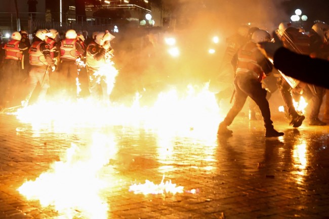 Αλβανία: Σοβαρά επεισόδια σε αντικυβερνητική διαδήλωση στα Τίρανα - "Ράμα φύγε" το σύνθημα που κυριαρχούσε [εικόνες]