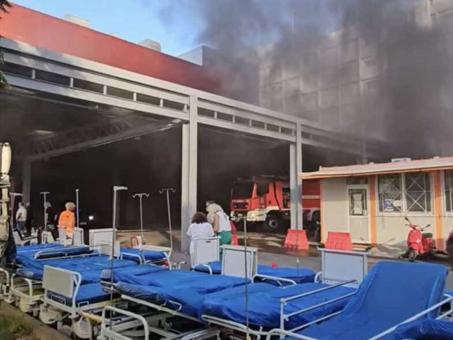 Πάτρα: Συναγερμός για φωτιά στο Νοσοκομείο του Αγίου Ανδρέα - Εκκενώνονται θάλαμοι ασθενών- 112 για τους καπνούς