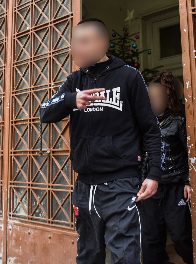 Σέρρες: Προκλητικός ο αδερφός του 15χρονου - Επίθεση και χειρονομίες στους δημοσιογράφους [εικόνες - βίντεο]