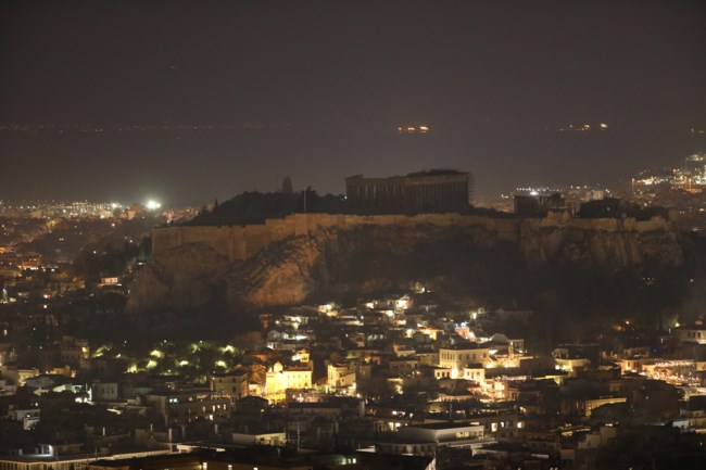H "Ώρα της Γης": Η Ακρόπολη και η Βουλή έσβησαν τα φώτα τους - Κτίρια σε όλο τον κόσμο έστειλαν ηχηρό μήνυμα