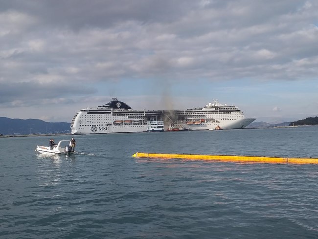 Κέρκυρα: Υπό μερικό έλεγχο η φωτιά στο κρουαζιερόπλοιο - Μαύρισε ο ουρανός από τον καπνό [εικόνες-βίντεο]