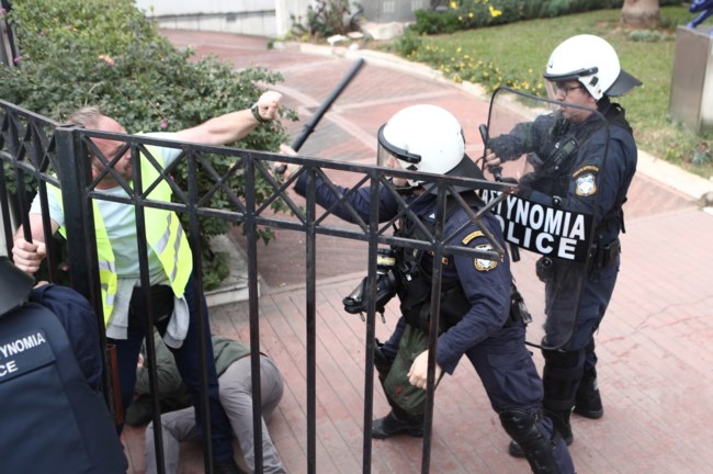 Σοκαριστικές εικόνες: Αστυνομικοί χτυπούν με γκλοπ εργαζόμενους στους δήμους, έξω από το Υπουργείο Εσωτερικών