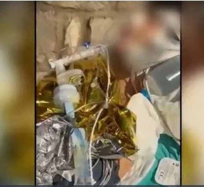 Σαμοθράκη: "Αποσωληνώθηκε, έκλαιγε, είναι σε σοκ" - Συγκλονίζει η μητέρα του 22χρονου που έπεσε σε κανάλι με καυτό νερό