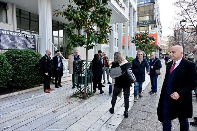 Δίκη για τα Τέμπη: "Αρπάχτηκαν" Καπερνάρος και συγγενείς θυμάτων - "Εγώ δεν παίζω θέατρο - Ντροπή σου"